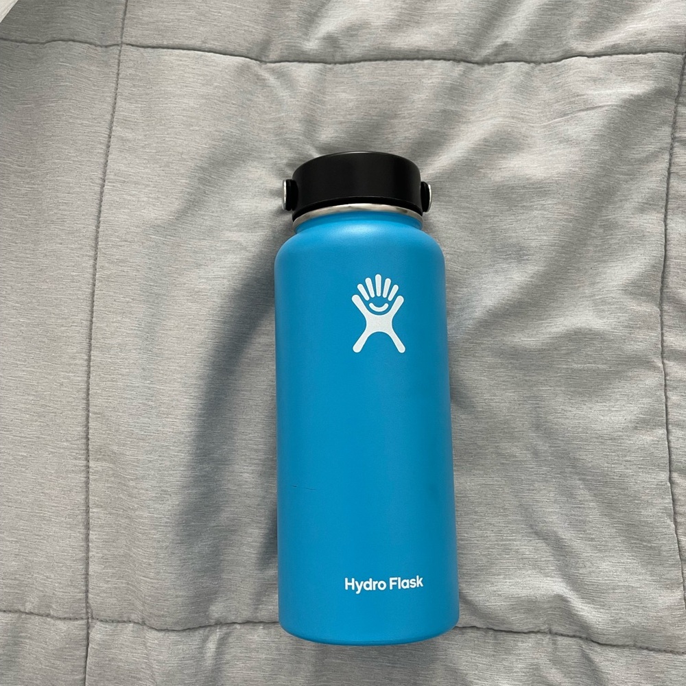 New never used Hydro Flask Sky Blue Bottle with Black Lid